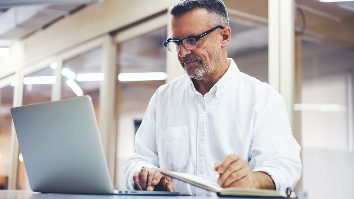 Man filling out AZ state income tax form online.